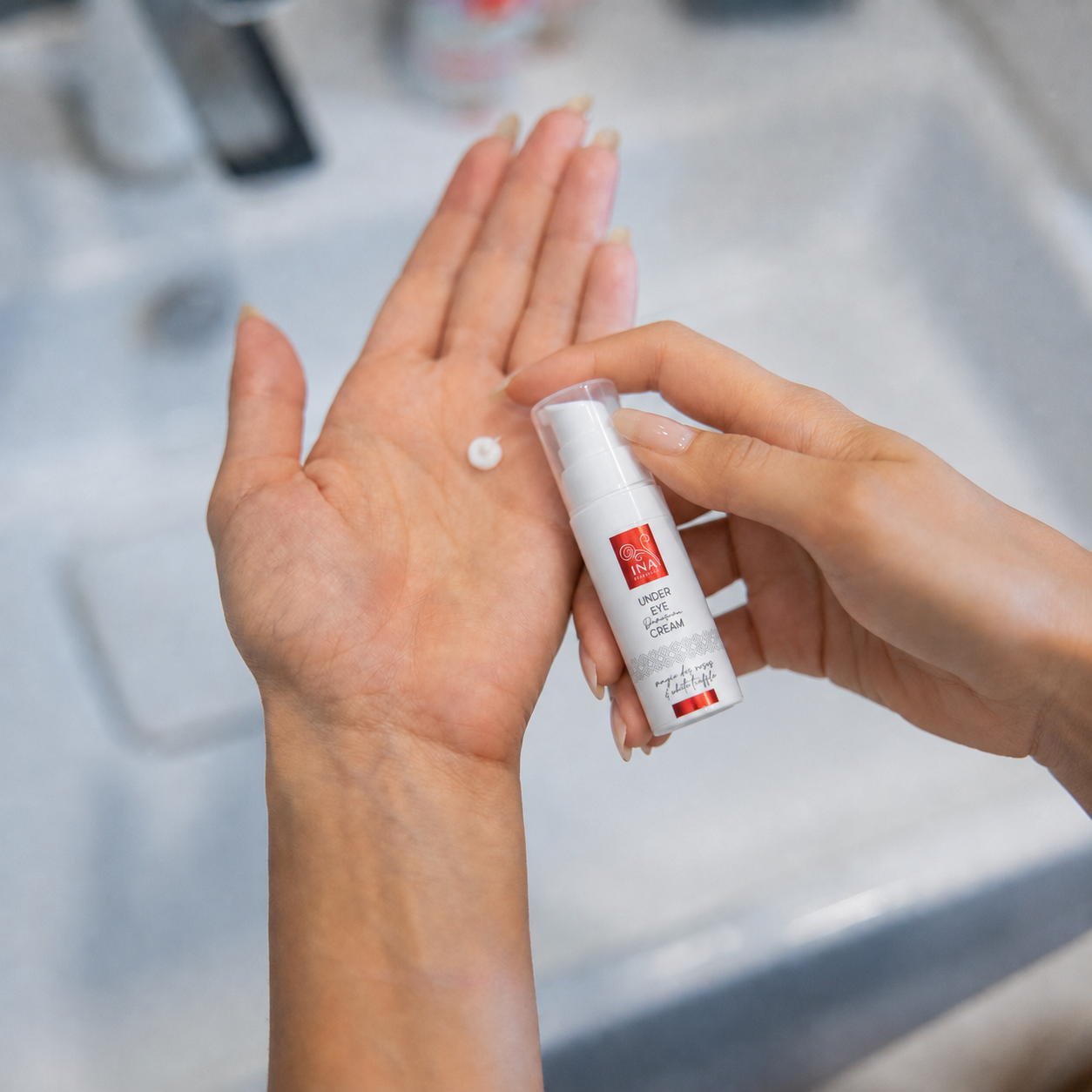 Korak pravilnega nanašanja kreme za okoli oči Rose Eye Lift